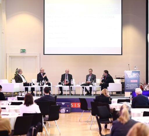 UTRINKI LANSKOLETNEGA DOGODKA O STANDARDIZACIJI